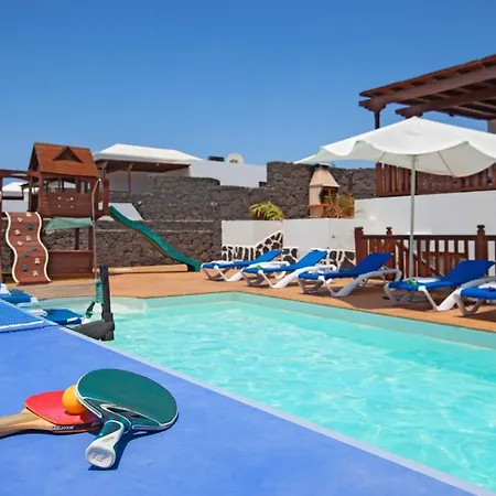 Playa Blanca Sleeps 12 With Pool Air Con And Wifi 别墅