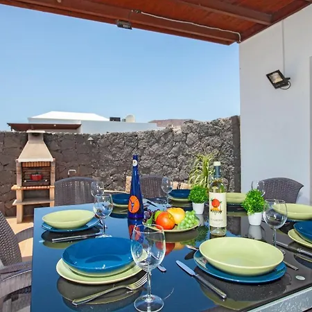 Playa Blanca Sleeps 12 With Pool Air Con And Wifi 别墅 *