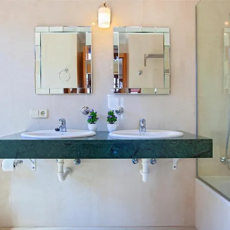 Villa Playa Blanca Sleeps 12 With Pool Air Con And Wifi Playa Blanca (Lanzarote)