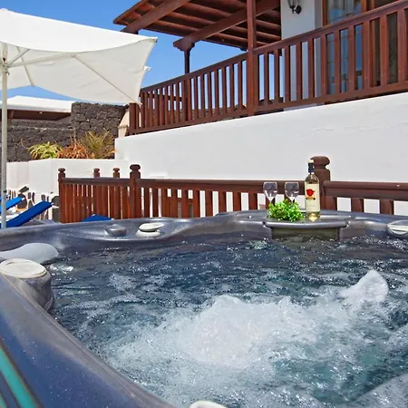 Villa Playa Blanca Sleeps 12 With Pool Air Con And Wifi *